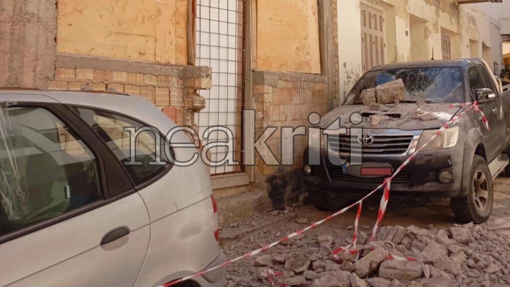 Ηράκλειο : Μπαλκόνι κατέρρευσε πάνω σε αυτοκίνητα στο Καμαράκι ‐ Από τύχη δεν υπήρξαν τραυματισμοί