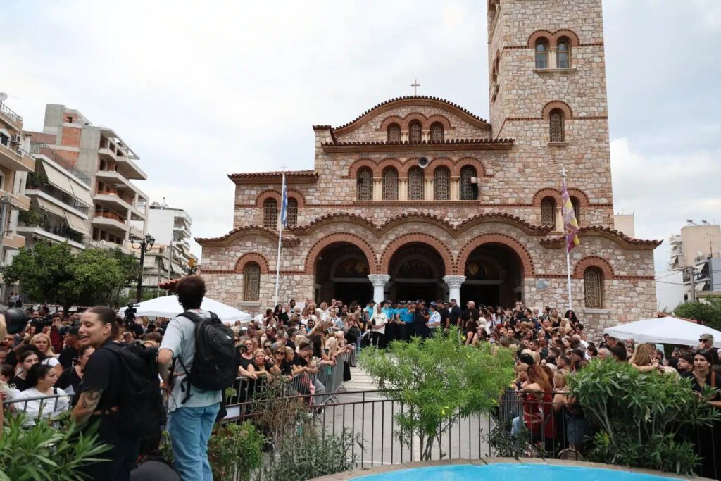 Γιώργος Μαζωνάκης : Πλήθος κόσμου για τη λαϊκή αγρυπνία στον ιερό ναό Αγίας Τριάδας στη Νίκαια (pics)