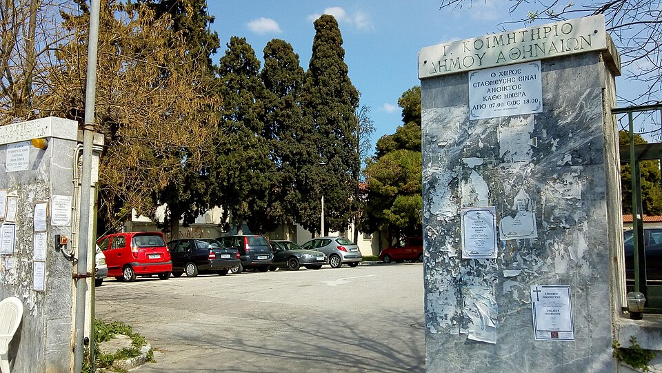 Εικόνες ντροπής κατά την ταφή του Γιώργου Μαζωνάκη στο Γ’ Κοιμητήριο Αθηνών (video)