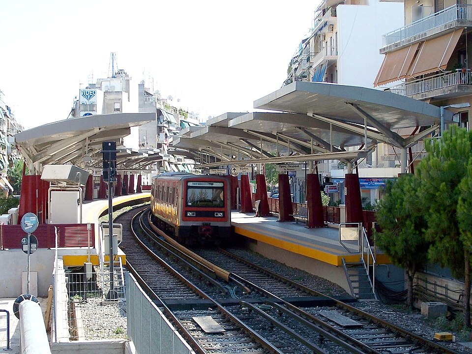 Συναγερμός στον ΗΣΑΠ : Άνδρας έπεσε από πεζογέφυρα στις γραμμές στον Άγιο Νικόλαο ‐ Διακοπή δρομολογίων